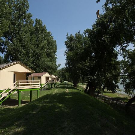 Отель Bungalow Park Сентендре Экстерьер фото