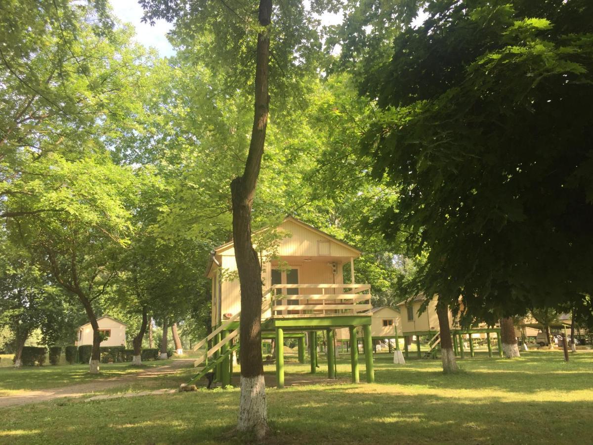 Отель Bungalow Park Сентендре Экстерьер фото