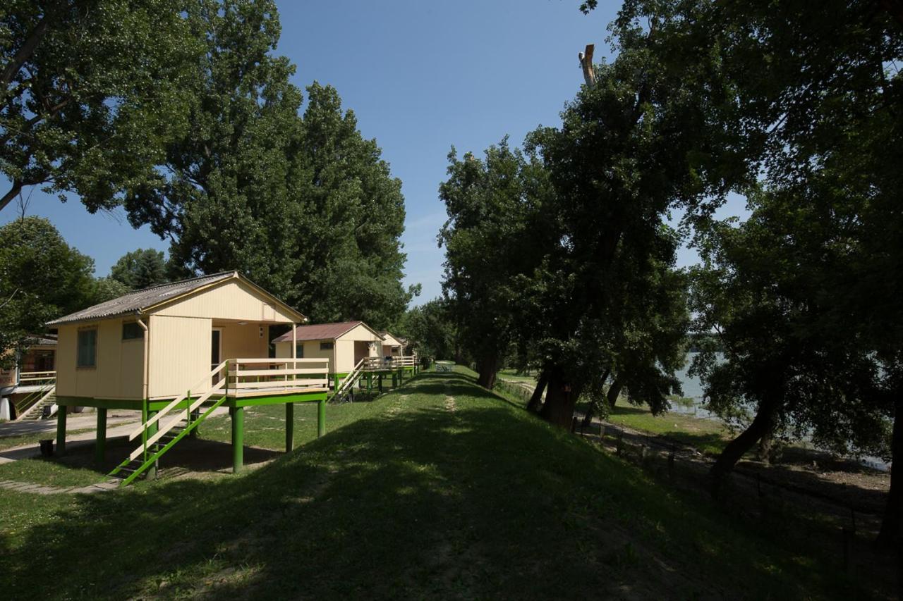 Отель Bungalow Park Сентендре Экстерьер фото